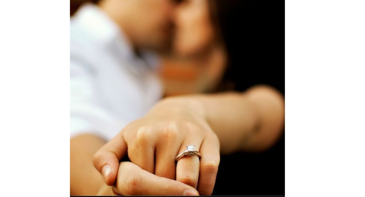 Sweet engagement messages for couples in love, featuring heartfelt wishes, romantic words, and meaningful congratulations for every engagement celebration.